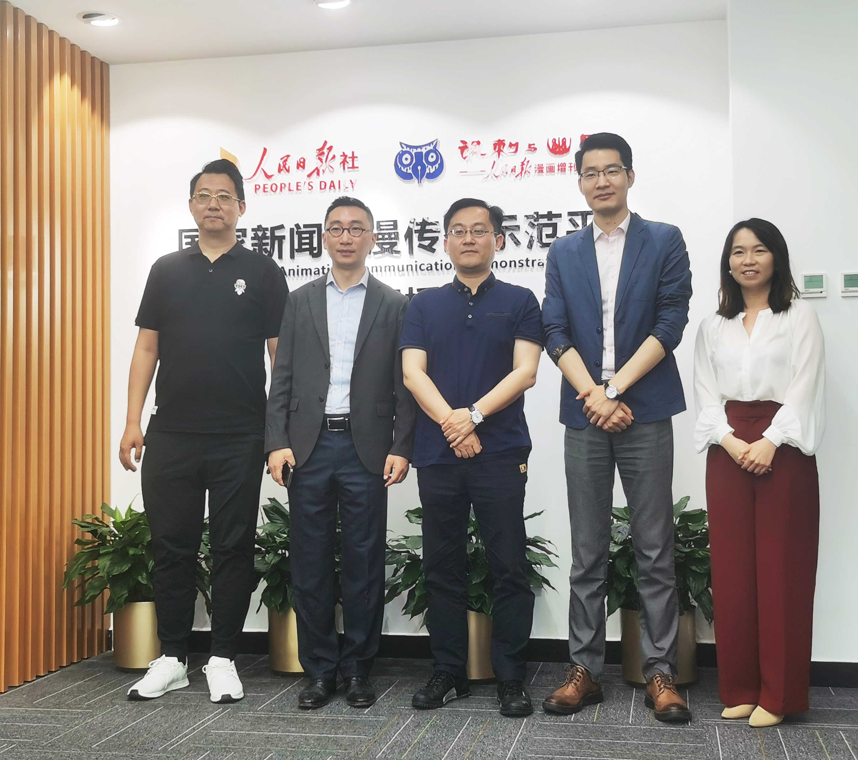 1631955573103496.jpg 前台合影-1.jpg